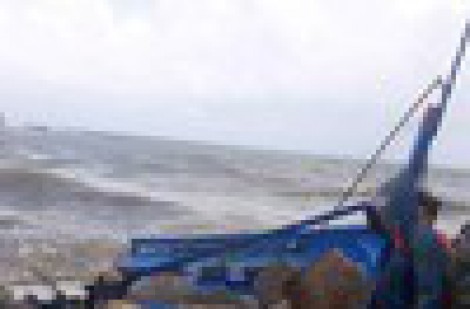 Tàu cá mắc cạn tại Hoàng Sa, 5 ngư dân Bình Định được đưa vào bờ
