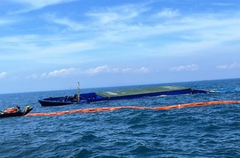 Tàu hàng chở gần 3.000 tấn xi măng gặp nạn trên biển Cù Lao Chàm đã gãy đôi