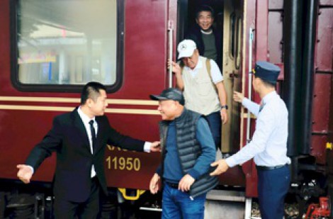 Tàu hạng sang liên tiếp dừng ở các điểm đến miền Trung
