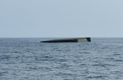 Tàu kéo sà lan bị chìm trên biển, phát hiện 3 thi thể