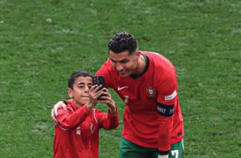 Thấy gì từ chuyện nhiều 'fan cuồng' lao vào sân để được chụp ảnh với Ronaldo?