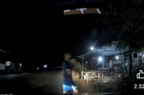 Thót tim cháu bé chập chững đi giữa QL9 trong đêm, xe cộ đông đúc