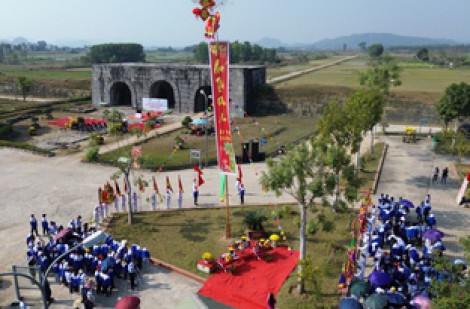 Thượng nêu đón tết trong di sản thế giới Thành nhà Hồ