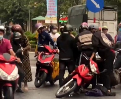 Tiền Giang: Dầu nhớt rơi vãi trên quốc lộ làm hàng loạt xe máy té ngã