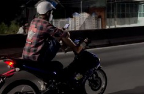Tiền Giang: Xử phạt người lái xe máy bằng chân, tay thì bấm điện thoại