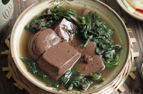 Tiết lợn luộc ngon, bổ nhưng đại kỵ với nhóm người này