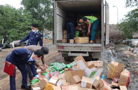 Tiêu hủy mỹ phẩm, thực phẩm... không rõ nguồn gốc tổng trị giá gần 6,6 tỉ đồng