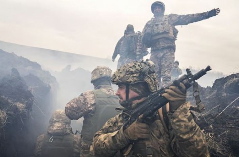 Tình thế nghìn cân treo sợi tóc của Ukraine khi Nga sắp tiến công dọc tiền tuyến