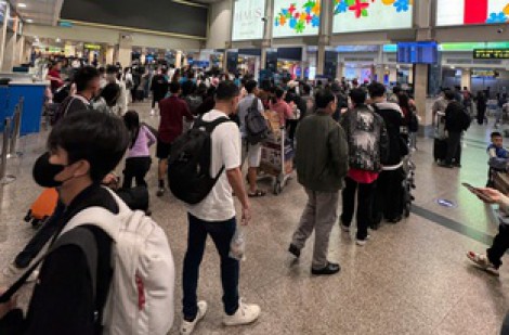 Tờ mờ sáng, sân bay Tân Sơn Nhất đã đông kín khách về quê đón tết