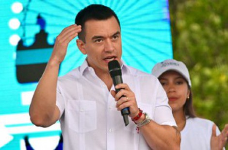 Tổng thống Ecuador đối mặt âm mưu đầu độc