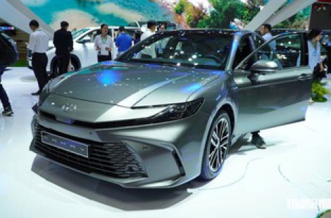 Toyota Camry giảm giá gần 80 triệu đồng tại Việt Nam