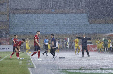 Trận CLB CAHN - Thanh Hóa trên sân Hàng Đẫy phải tạm dừng vì sấm chớp xuất hiện