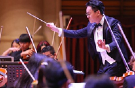 Trần Nhật Minh cùng Dàn nhạc Giao hưởng Trẻ Thế giới đưa Se chỉ luồn kim, Trống cơm lên sân khấu