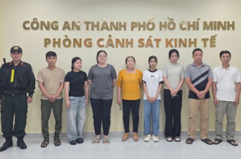 Triệt phá đường dây sản xuất gần 20.000 chai nước hoa giả thương hiệu nổi tiếng