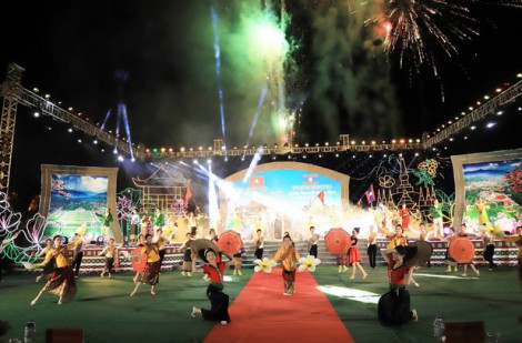 Tưng bừng khai mạc Ngày hội du lịch văn hóa Sơn La – Hủa Phăn