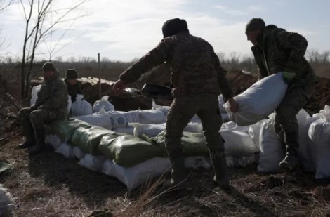 Tướng NATO cảnh báo Ukraine có thể rơi vào bẫy của Nga