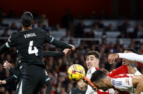 Van Dijk đóng vai ‘chàng hề’, Liverpool bị Arsenal ngắt mạch thắng: Mất luôn ngôi đầu