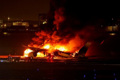 Vật liệu sợi carbon bị soi xét sau vụ cháy máy bay ở Nhật Bản