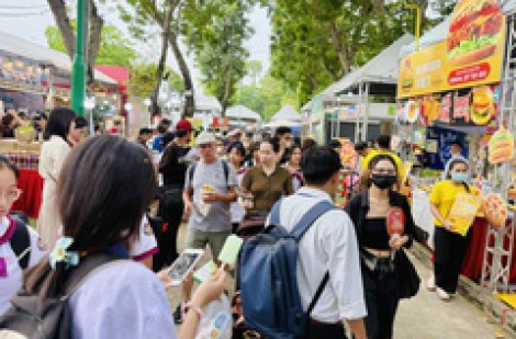 Vì sao người dân đông nghẹt ở lễ hội bánh mì?