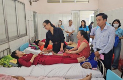 Vĩnh Long: Đình chỉ hoạt động 4 tháng cơ sở cung cấp thức ăn gây ngộ độc 287 người