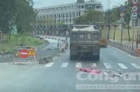 Xe ben cán nát xe đạp, người đàn ông mặc áo công trình xây dựng tử vong