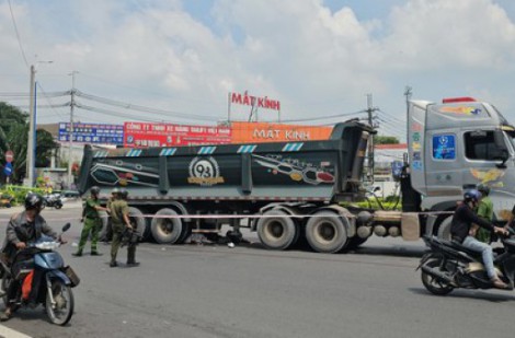 Xe ben cuốn xe máy vào gầm tại vòng xoay, 2 cô gái tử vong thương tâm