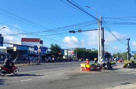 Xe ben vượt đèn đỏ, còn quay đầu trái luật tại ngã ba