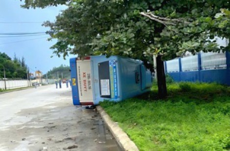 Xe buýt bị lật trong khu công nghiệp ở Khánh Hòa