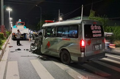 Xe cấp cứu tông đuôi xe tải chở bồn nước, 3 người bị thương