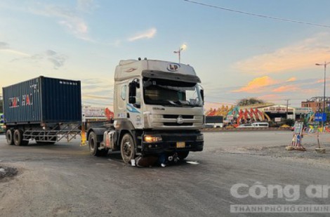 Xe container cuốn xe máy trước Bến xe Miền Đông mới, 4 người một gia đình nhập viện