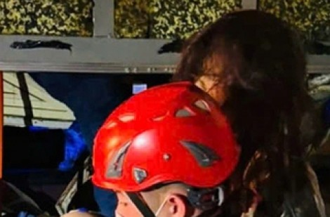 Xe khách đâm vào xe container trên cao tốc, 7 người bị thương