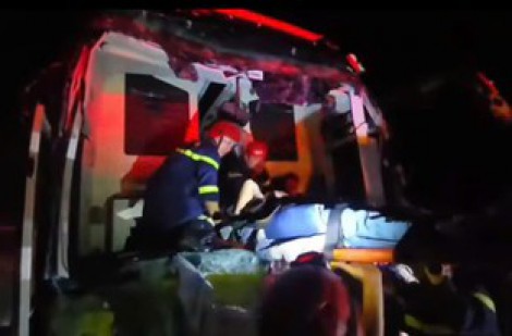 Xe khách va vào đuôi xe tải trên cao tốc Đà Nẵng - Quảng Ngãi, 5 người bị thương