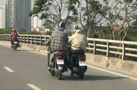 Xe máy hỏng giữa đường, có nên nhờ xe khác đẩy hộ?