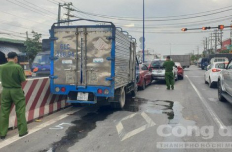 Xe tải gây tai nạn liên hoàn, 5 xe ô tô dính chùm trên đường
