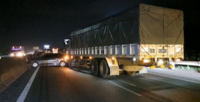 Xe tải “ủi” xe con xoay ngang trên cao tốc TPHCM-Trung Lương, nhiều người hú vía