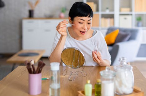 Xua tan nỗi lo da khô, xỉn màu ở tuổi mãn kinh