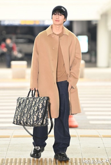 Xuất hiện tại sân bay đi Paris, Jung Hae In gây sốt vì ngoại hình trẻ trung ở tuổi 35