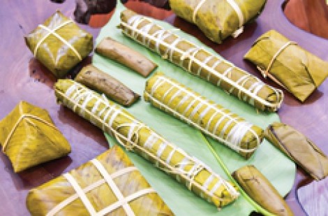 Ăn bánh tày nghe chuyện làng Nôm