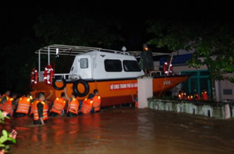 Đà Nẵng: Người dân cầu cứu trong đêm, bộ đội hành quân khẩn cấp