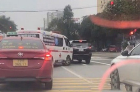 Đang dừng đèn đỏ, nhường đường xe ưu tiên có bị CSGT phạt?
