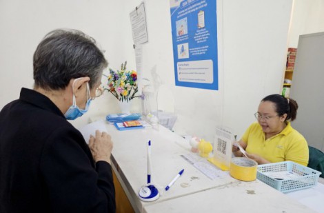 Đang hưởng lương hưu thì ra nước ngoài định cư, nhận BHXH 1 lần thế nào?