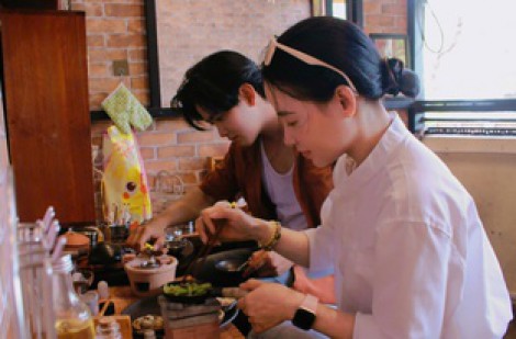 Đi cà phê, nấu bữa ăn tí hon như... chơi đồ hàng: Trải nghiệm thú vị ở TP.HCM