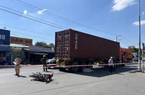 Đi khám bệnh về, một phụ nữ tử vong thương tâm dưới bánh xe container