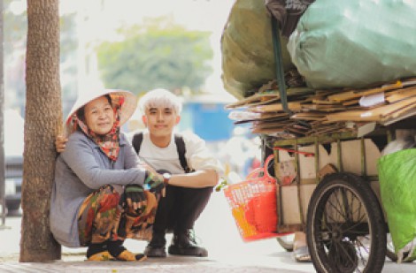 Đi lì xì cho người mưu sinh cận tết, chàng trai lặng người vì câu nói của cụ bà