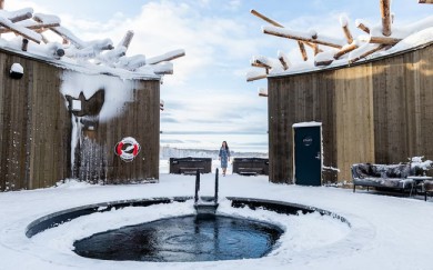 Độc đáo trải nghiệm ngâm mình trong hồ nước nóng giữa trời tuyết tại các quốc gia ở bắc địa cầu