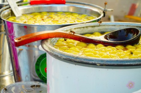 Độc lạ miền Tây: Bầy ong là khách quen quán tàu hũ nóng Cần Thơ