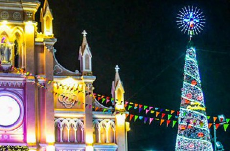 Đội mưa đón Giáng sinh ở nhà thờ Con Gà: 'Noel phải có đủ mưa và lạnh'