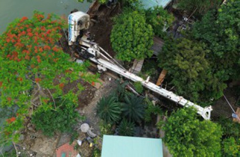 Đồng Nai: Cần cẩu nặng hàng chục tấn đổ vào vườn nhà dân