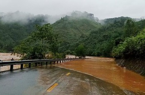 Đường Hồ Chí Minh qua địa bàn Đà Nẵng ngập sâu, giao thông tê liệt