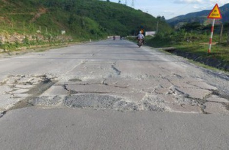 Đường đèo Lò Xo nứt nẻ, xuống cấp khiến lái xe bất an